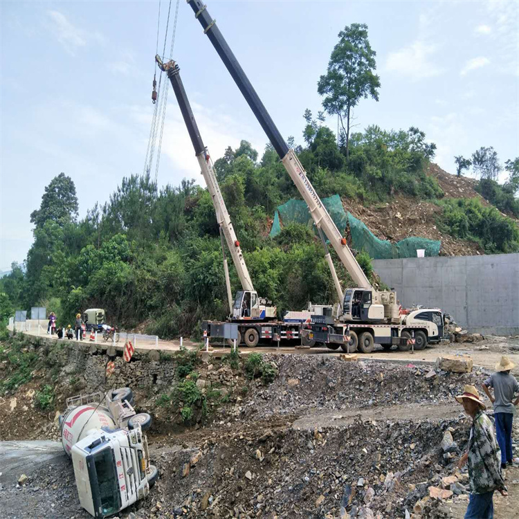 咸安汽车掉沟里叫吊车救援要多少钱